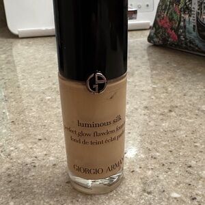 Giorgio Armani Luminous Silk Foundation #5 light, neutral pink used